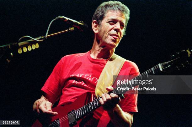 Photo of Lou REED; Lou Reed, Heineken Music Hall, Amsterdam, Nederland, 20 juni 2007, Pop, rock, doordat zijn tongetje half uit zijn mond hangt, zijn...