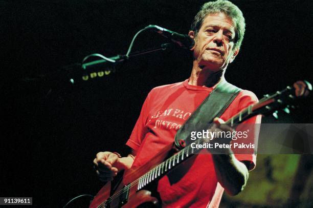 Photo of Lou REED; Lou Reed, Heineken Music Hall, Amsterdam, Nederland, 20 juni 2007, Pop, rock, Lou Reed speelt met een sombere blik in zijn, ogen...