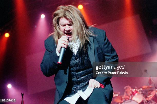 Photo of MEAT LOAF; Meatloaf, Heineken Music Hall, Amsterdam, Nederland, 27 juni 2006, Pop, rock, gothic, Meatloaf spuwt de zangpartijen tijdens het...