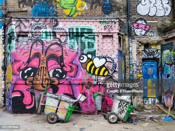 street art at london eastend / brick lane (shoreditch) - east london fotografías e imágenes de stock