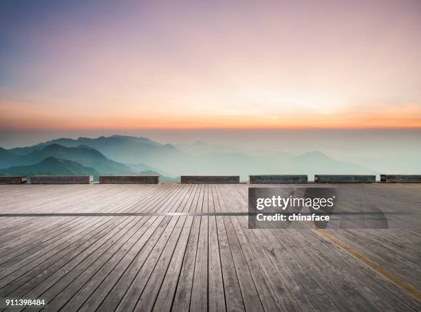 frente de tablero de madera vacías de gamas de la montaña - observation point fotografías e imágenes de stock