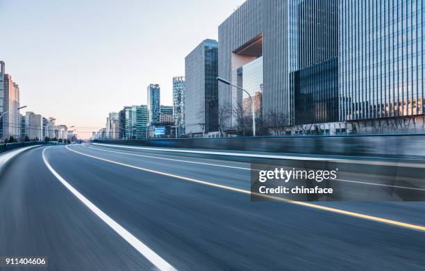 binnenstad weg - city street blurred stockfoto's en -beelden