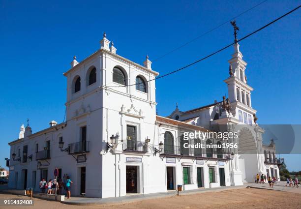unsere dame-kirche in el rocio, almonte, andalusien, spanien - cultura spagnola stock-fotos und bilder