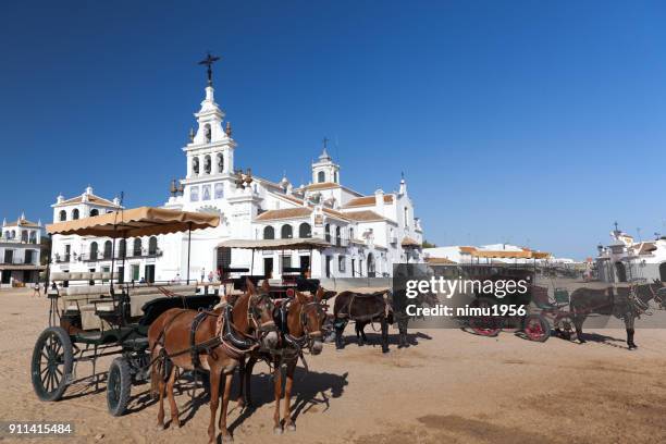 unsere dame-kirche in el rocio, almonte, andalusien, spanien - luogo d'interesse nazionale stock-fotos und bilder