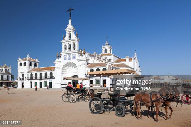 unsere dame-kirche in el rocio, almonte, andalusien, spanien - religioni e filosofie stock-fotos und bilder