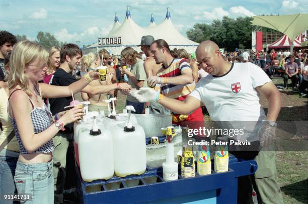 Photo of PP1_301801_FESTIVALS; Lowlandsfestival, Biddinghuizen, Nederland, , Pop, festivalgangers kopen op het festivalterrein, een koele beker...