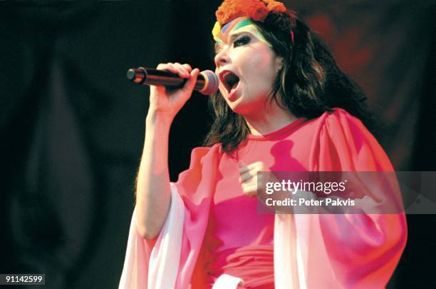 Photo of BJORK; Bjork, WesterGasfabriek, Amsterdam, Nederland, 08 juli 2007, Pop, art rock, folk, de Ijslandse zangeres Bjork, getooid met een...