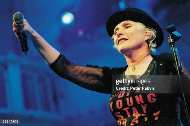 Photo of BLONDIE, Blondie, Paradiso, Amsterdam, Nederland, 23 juli 2007, Pop, new wave, Debby Harry, gekleed in een te strak, zittend Die Youg Stay...