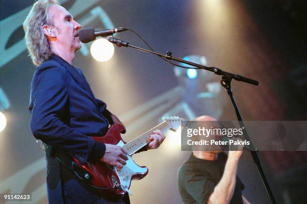 Photo of GENESIS; Genesis, Arena, Amsterdam, Nederland, 01juli 2007, Pop, symfonisch, rock, op de voorgrond zingt en speelt gitarist Mike Rutherford...