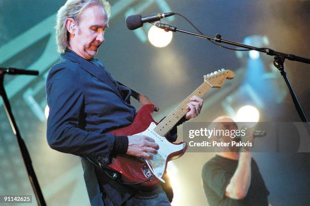 Photo of GENESIS; Genesis, Arena, Amsterdam, Nederland, 01juli 2007, Pop, symfonisch, rock, op de voorgrond zingt gitarist Mike Rutherford terwijl...