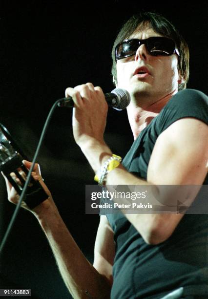 Photo of TEARS, Tears, Nederland, Rockin' Park, Nijmegen, 26 juni 2005, Pop, britpop, zanger Brett Anderson zingt met de micro-, foon in zijn ene...