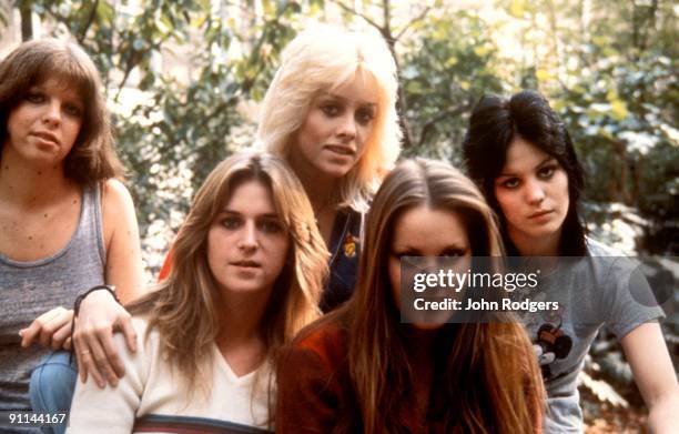 Photo of RUNAWAYS L-R Jackie Fox, Sandy West, Cherie Currie, Lita Ford, Joan Jett