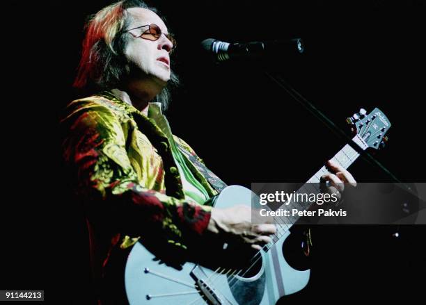 Photo of Todd RUNDGREN; Todd Rundgen, Nederland, Carre, Amsterdam, 11 juni 2005, Pop, symfo, Todd Rundgren speelt geconcen-, treerd en met gesloten...