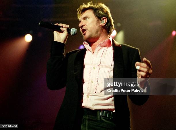 Photo of DURAN DURAN; Duran Duran, Nederland, H M H, Amsterdam, 30 mei 2005,, Pop, wave, zanger Simon Le Bon, is gestoken in een wit, overhemd,...