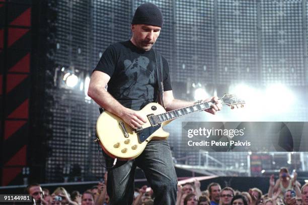 Photo of U2; U2, Nederland, Arena, Amsterdam, 13 juli 2005, Pop, wave, rock, gitarist The Edge speelt op de catwalk, geconcentreerd op zijn gitaar,...