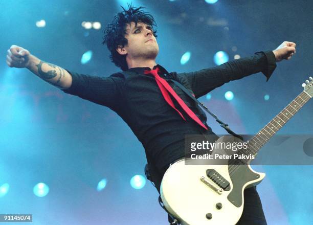 Photo of GREEN DAY, Green Day, Belgie, Werchterrock, Werchter, 1 juli 2005, Pop, punk, zanger Billie Joe Armstrong staat met wijd, gespreide armen op...