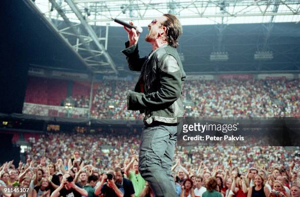 Photo of U2; U2, Nederland, Arena, Amsterdam, 13 juli 2005, Pop, wave, rock, zanger Bono loopt tijdens het, Arena concert zingend over de catwalk en...