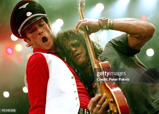 Photo of VELVET REVOLVER, Velvet Revolver, Belgie, Werchterrock, 1 juli 2005, Pop, rock, metal, zanger Scott Weiland en gitarist Slash', staan zij...