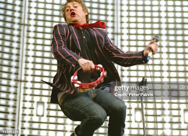 Photo of KAISER CHIEFS; Kaiser Chiefs, Nederland, Arena, Amsterdam, 13 juli 2005, Pop, punk, de zanger vliegt met de tambourijn in zijn hand door de...