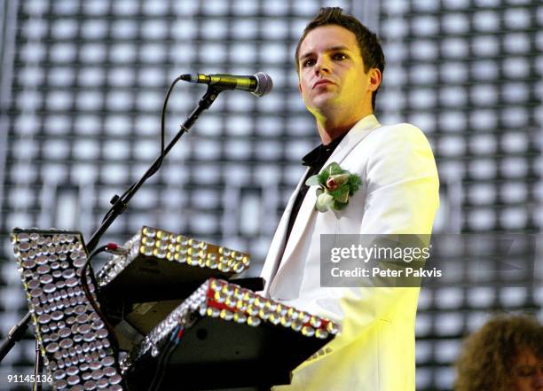 Photo of KILLERS; The Killers, Nederland, Arena, Amsterdam, 13 juli 2005, Pop, wave, doem, de zanger kijkt met een typische Britse arrogante blik...