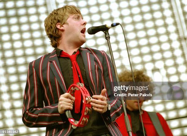 Photo of KAISER CHIEFS; Kaiser Chiefs, Nederland, Arena, Amsterdam, 13 juli 2005, Pop, punk, de zanger zingt van achter de microfoon-, standaard en...