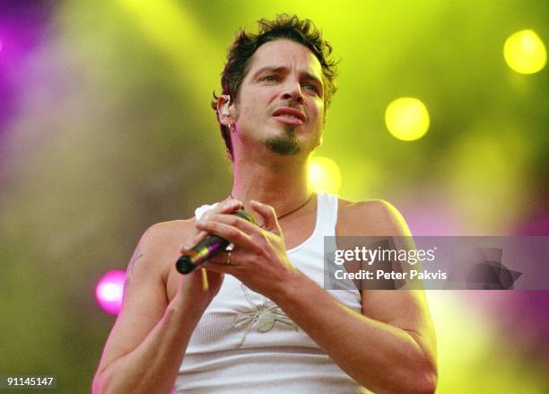 Photo of AUDIOSLAVE, Audioslave, Belgie, Werchterrock, Werchter, 2 juli 2005, Pop, metal, zanger Chris Cornell slechts gekleed in een wit, hemdje...