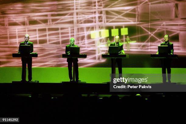 Photo of KRAFTWERK, Kraftwerk, Belgie, Werchterrock, Werchter, 30 juni 2005, Pop, electro, tegen een meters hoge video projectie op de, achtergrond...