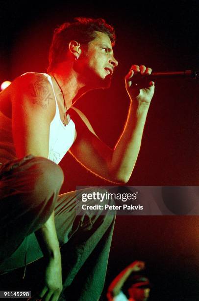 Photo of AUDIOSLAVE; Audioslave, Nederland, Heineken M H, A'dam, 15 juni 2005, Pop, metal, rock, zanger Chris Cornel zingt zittend op zijn hurken met...