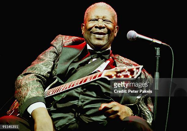 Photo of BB KING, BB King, Nederland, Ahoy, Rotterdam, 27 juni 2005, Pop, blues, BB King zit met zijn gitaar op, een stoel en kijkt lachend in de...