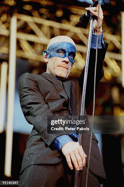 Photo of REM, REM, Nederland, Rockin' Park, Nijmegen, 26 juni 2005, Pop, wave, Micheal Stipe, wiens gelaat gedeeltelijk is be-, schilderd met blauwe...