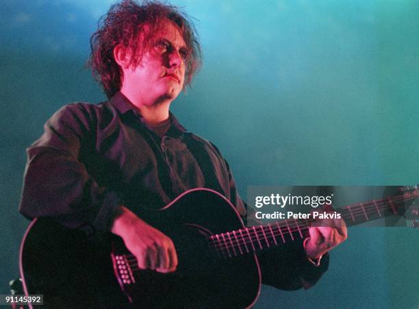 Photo of CURE, The Cure, Nederland, Ahoy, Rotterdam, 19 april 2000, kapsel en oogschaduw rond de ogen, speelt gekleed in het, zwart en beschenen door...