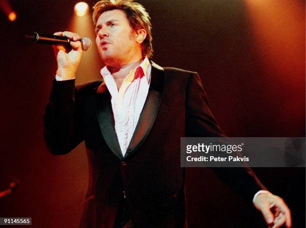 Photo of DURAN DURAN; Duran Duran, Nederland, H M H, Amsterdam, 30 mei 2005,, Pop, wave, zanger Simon Le Bon, is gestoken in een wit, overhemd en een...