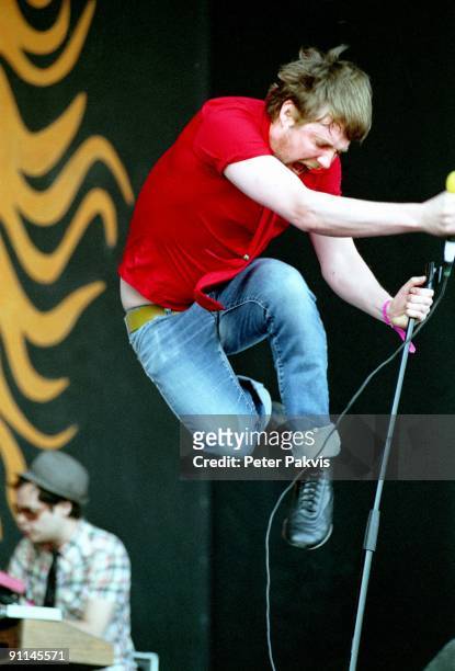 Photo of KAISER CHIEFS, Kaiser Chiefs, Nederland, Pinkpop, Landgraaf, 16 mei 2005, Pop, britpop, zanger springt met de microfoon-, standaard in zijn...