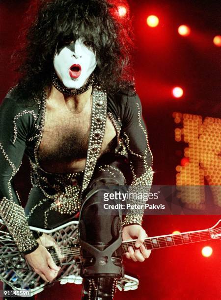 Photo of KISS, Kiss, Nederland, Jaarbeurshal, Utrecht, 13 maart 1999, Pop, rock, gitarist Paul Stanley, getooid in een zwart pak, met glittertjes en...