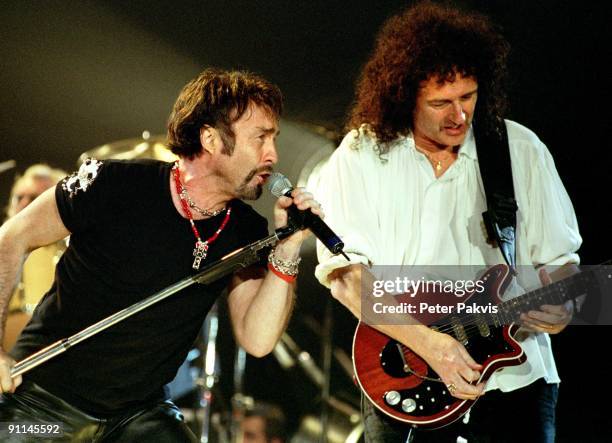 Photo of QUEEN, Queen, Nederland, Ahoy, Rotterdam, 26 april 2005, Pop, rock, gitarist Brian May speelt op zijn gitaar terwijl, naast hem zanger Paul...
