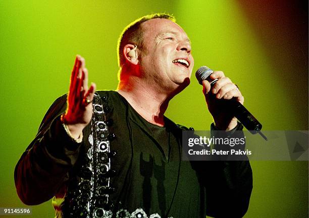 Photo of UB40; UB 40, Nederland, H M H, Amsterdam, 26 maart 2005, Pop, reggae, de zanger zingt met de microfoon in zijn, handen en op de achtergrond...