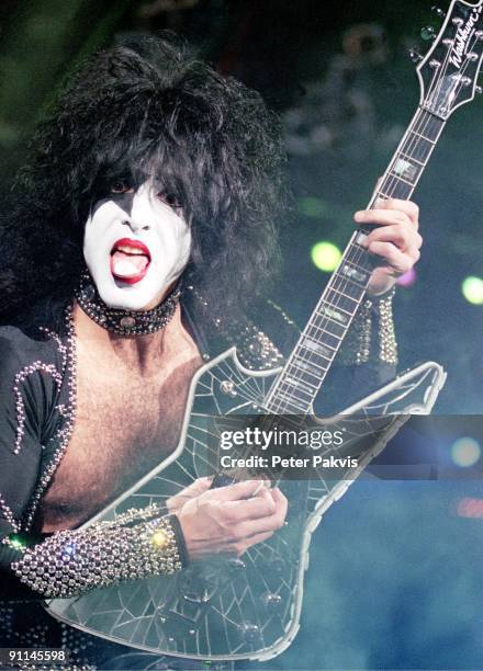 Photo of KISS, Kiss, Nederland, Jaarbeurshal, Utrecht, 13 maart 1999, Pop, rock, gitarist Paul Stanley, getooid in een zwart pak, met glittertjes en...