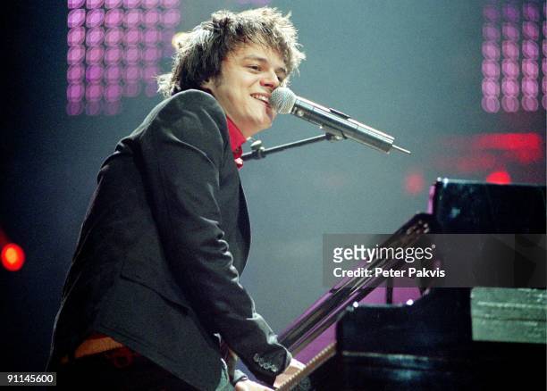 Photo of Jamie CULLUM, Jamie Cullum, Nederland, Ahoy, R'dam, 01 april 2005, Pop, jazz, zanger Jamie Cullum staat achter zijn, piano en kijkt tijdens...