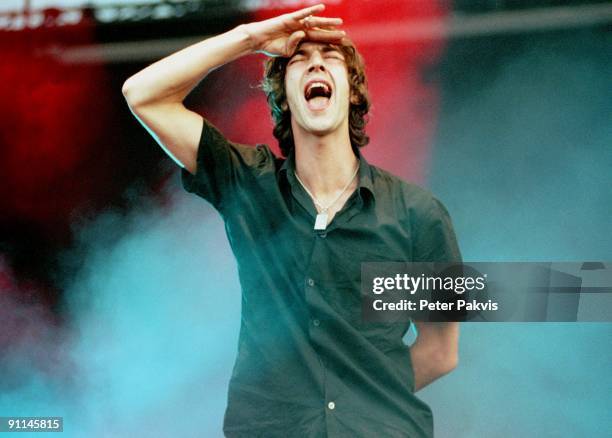 Photo of VERVE, The Verve, Nederland, Pinkpop, Landgraaf, 1 juni 1998, Pop, britpop, zanger Richard Ashcroft salueert met, zijn rechterhand en...