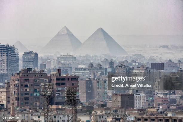 cairo. pyramids - pyramid shapes around the house stock-fotos und bilder