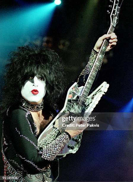 Photo of KISS, Kiss, Nederland, Jaarbeurshal, Utrecht, 13 maart 1999, Pop, rock, gitarist Paul Stanley, getooid in een zwart pak, met glittertjes en...