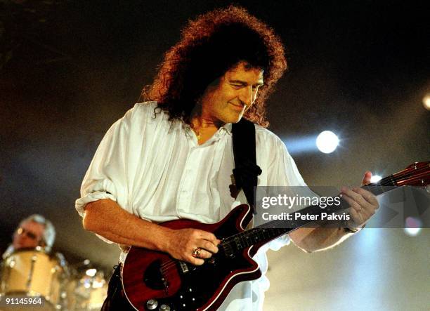 Photo of QUEEN, Queen, Nederland, Ahoy, Rotterdam, 26 april 2005, Pop, rock, gitarist Brian May speelt met zichtbaar plezier, op zijn gitaar terwijl...
