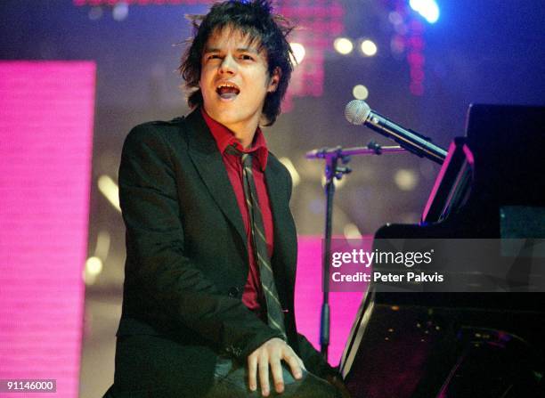 Photo of Jamie CULLUM, Jamie Cullum, Nederland, Ahoy, R'dam, 01 april 2005, Pop, jazz, zanger Jamie Cullum zit achter de piano en, kijkt terwijl hij...