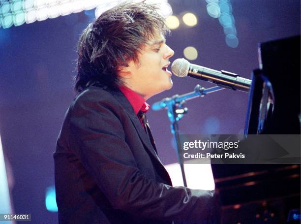 Photo of Jamie CULLUM, Jamie Cullum, Nederland, Ahoy, R'dam, 01 april 2005, Pop, jazz, zanger Jamie Cullum zit achter de piano en, zingt op intense...