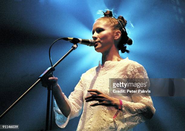 Photo of LAMB, Lamb, Nederland, Pinkpop, Landgraaf, 25 mei 1999, Pop, dance, zangeres staat, gestoken in een, witte trui, zingend achter de...