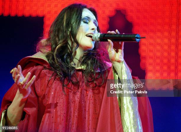 Photo of WITHIN TEMPTATION, Within Temptation, Nederland, Ahoy, R'dam, 01 april 2005, Pop, gothic, zangeres Sharon den Adel zingt in haar rode,...