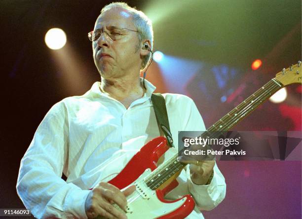 Photo of Mark KNOPFLER, Mark Knopfler, Nederland, Ahoy, Rotterdam, 17 april 2005, Pop, rock, Mark Knopfler speelt uiterst geconcentreerd, en met...