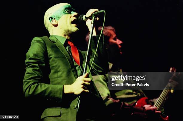 Photo of REM, REM, Nederland, Ahoy, Rotterdam, , Pop, mainstream, zanger Micheal Stips heeft zijn voorhoofd, ogen, neus en oren groen beschilderd en...