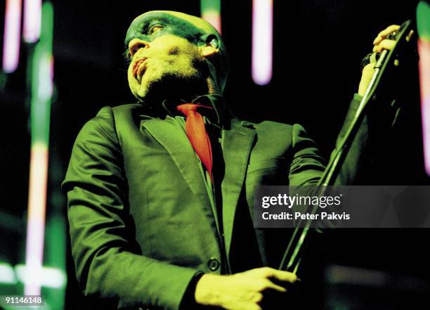 Photo of REM, REM, Nederland, Ahoy, Rotterdam, , Pop, mainstream, zanger Micheal Stips heeft zijn voorhoofd, ogen, neus en oren groen beschilderd...
