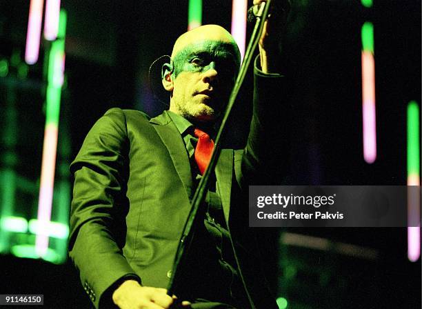 Photo of REM, REM, Nederland, Ahoy, Rotterdam, , Pop, mainstream, zanger Micheal Stips heeft zijn voorhoofd, ogen, neus en oren groen beschilderd...